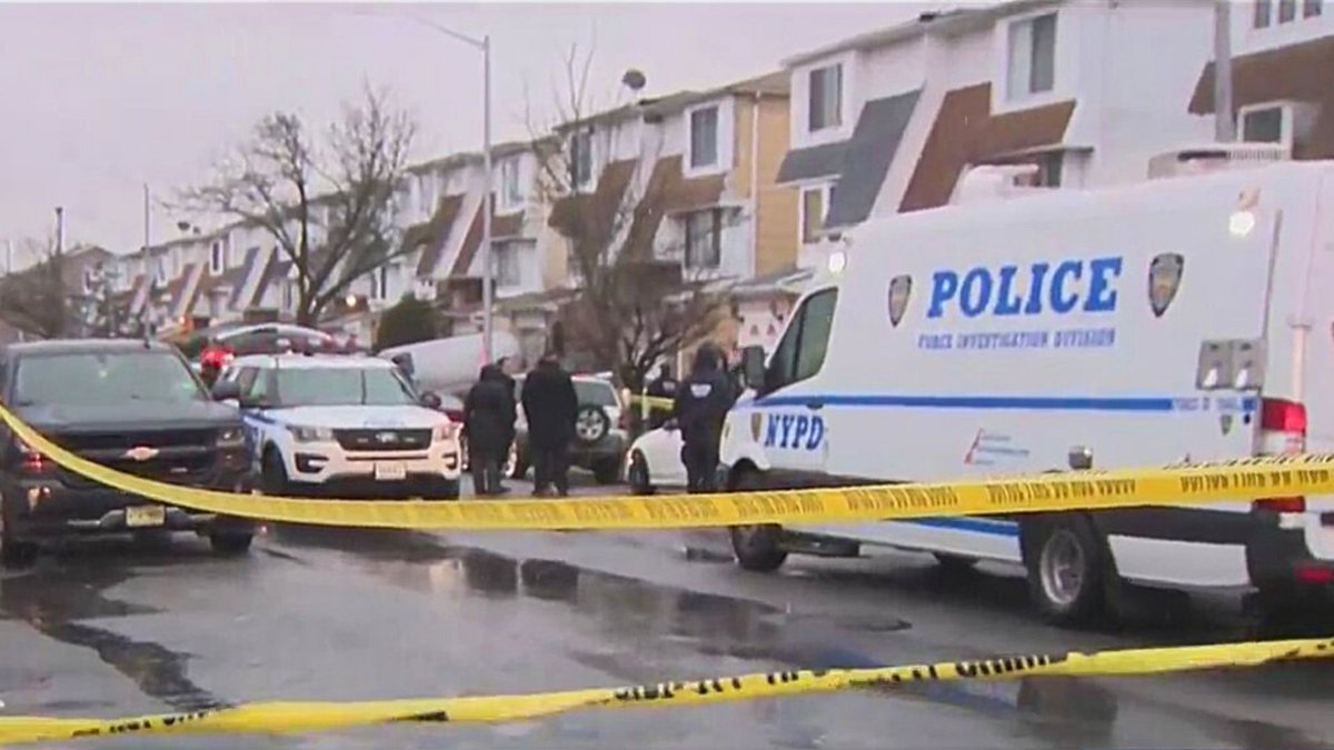 Staten Island shooting Detective wounded when suspect opens fire on narcotics officers executing search warrant after long investigation, NYPD says  Police fired back, striking gunman before arresting him, officials said 