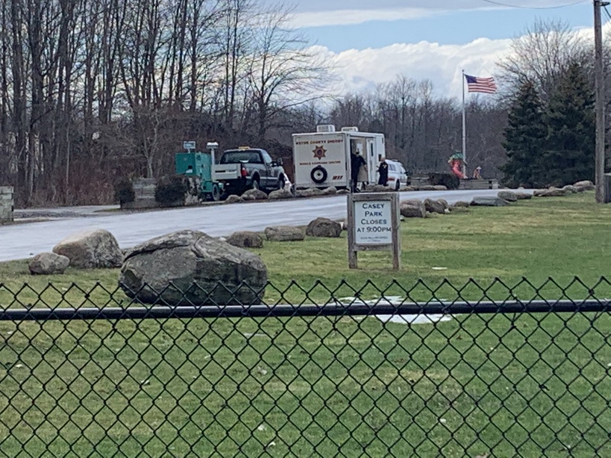 Knickerbocker Rd in Ontario is closed between Route 104 and Kenyon Road for a very active police investigation.  At least a dozen @WayneCoSheriff vehicles on scene and the mobile command trailer. 