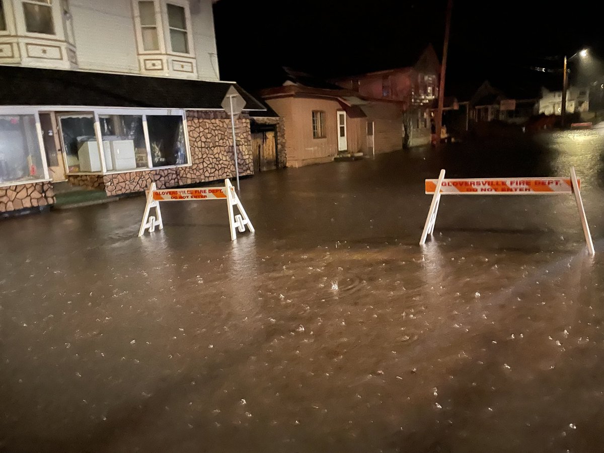 There's some flooding in Gloversville, the roads are blocked on Bleeker & 8th Stofficials say you want to avoid these areas turn around don't drown