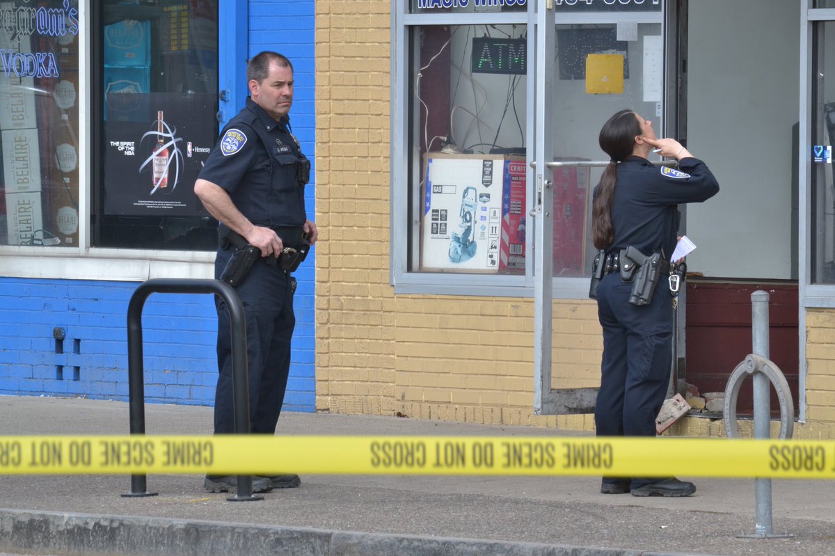 .@RochesterNYPD says a man in his 20s is at Strong Hospital with life threatening injuries after he was shot on Chili Ave around 10:30a. Chili is closed between Thurston/Gardiner and Salina. Someone else was shot in this area last weekend and has life threatening injuries