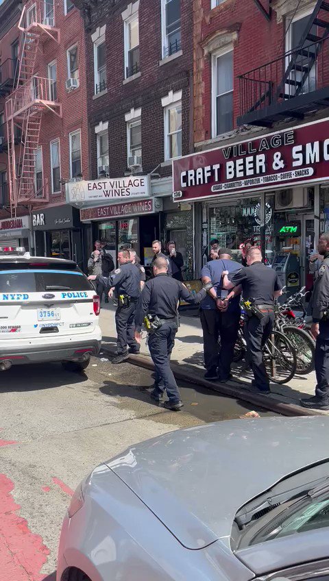 Manhattan — : 1st Avenue & East 9th Street, Frank Robert, the man who is in charge of the Brooklyn @NYCTSubway shooting, was taken into custody custody by officers from the @NYPDnews/@NYPD9Pct