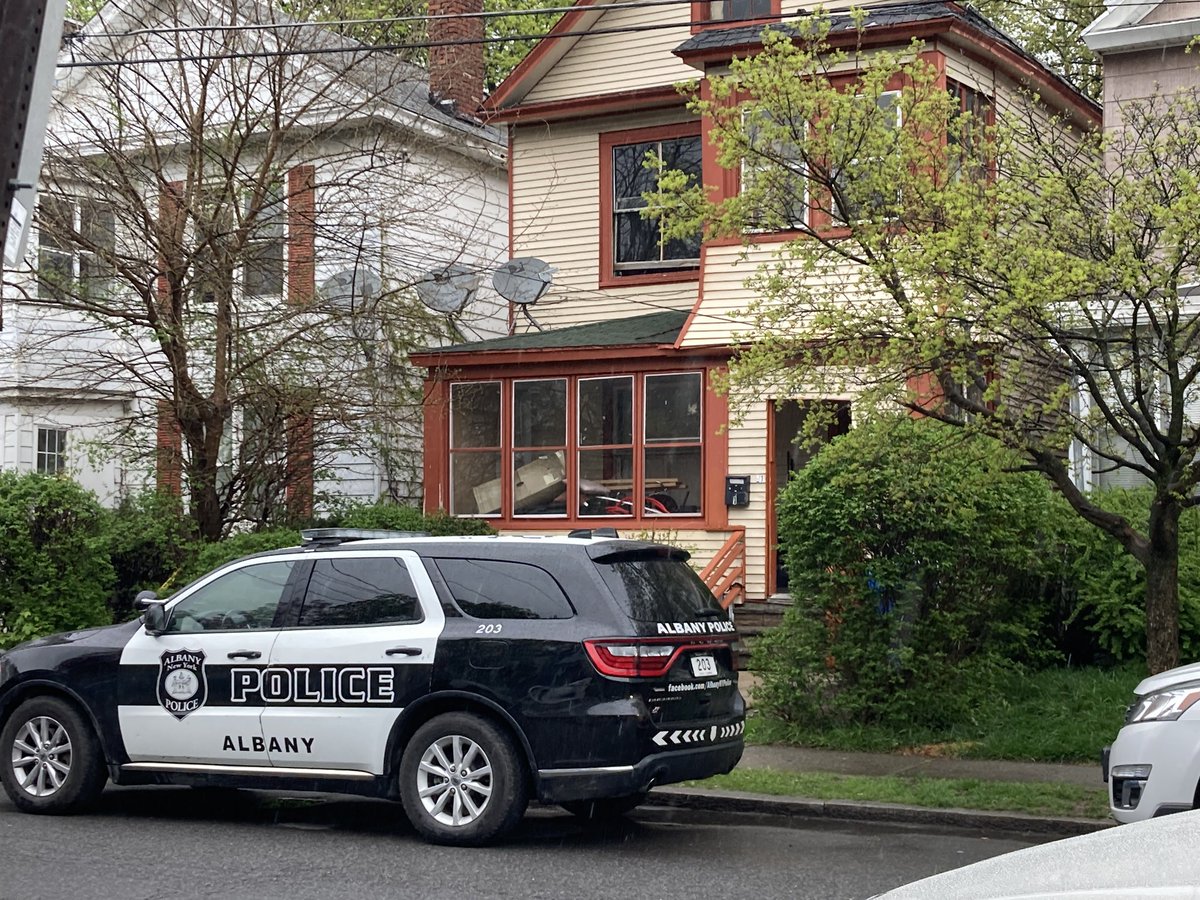 .@albanypolice are investigating the second homicide in a week span.  It happened around 1:15am in an apartment on Stanwix Street. A 30 year old man was killed. Police believe the victim and shooter knew each other, and it was not random