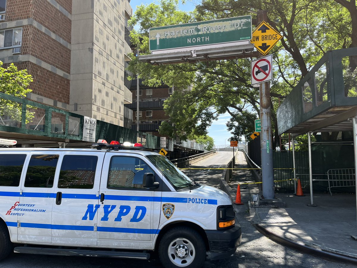 Harlem mass shooting : Police believe multiple shooters were firing at each other. Likely gang-related. As so often is the case, the man who lost his life was . A beloved local basketball star. 9 shot in total.