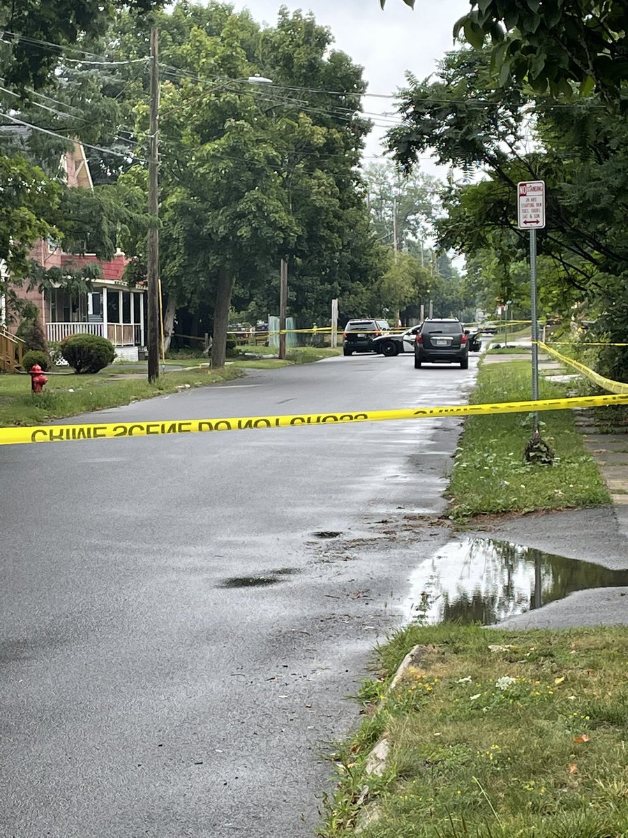 .@schdypolice investigating what appears to be a fatal stabbing at 1930 Avenue B. Police spokesman says officers responded at 11:37 am to an emergency call that a man had  been stabbed. The victim died of his injuries at the scene. More  details to follow