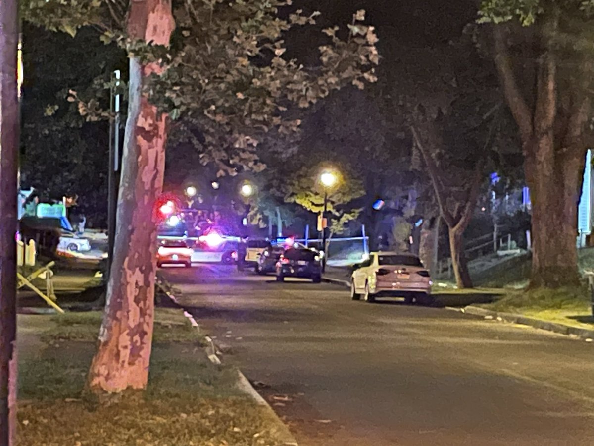 Heavy @RochesterNYPD presence on Augustine Street. Officers have Augustine shut down at Dewey