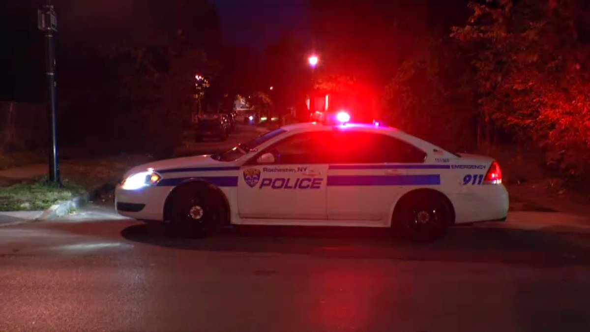 RochesterNYPD investigates the 48th homicide of the year in Roc. A 26 year old man died at @UR_Med after he was shot in his home on Roycroft Dr around 10:30 yesterday. RPD says investigators are looking for a suspect and a motive of the shooting