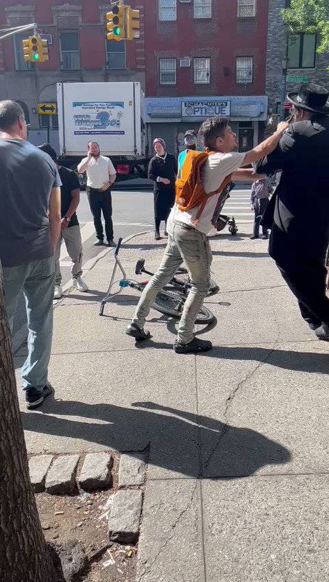 Brooklyn: Division Avenue & Driggs Avenue, the @NYPDnews/@NYPD90Pct and @WspuShomrim are on the scene where a hasidic jew was assaulted. Perp fled,  the NYPd is investigating