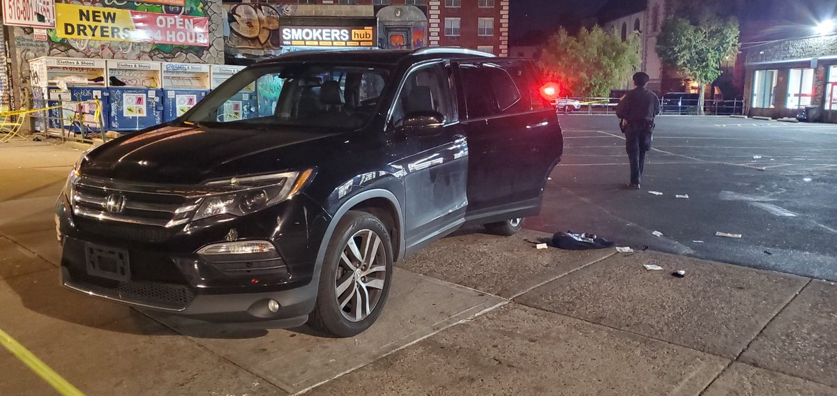 Police were investigating a shooting at Broadway & Kosciuszko St. at 9:30pm Thurs. when officers spotted a suspect. @NYPDChiefPatrol says there was a pursuit before they shot the man who turned around with his hand on his waist. They arrested the man