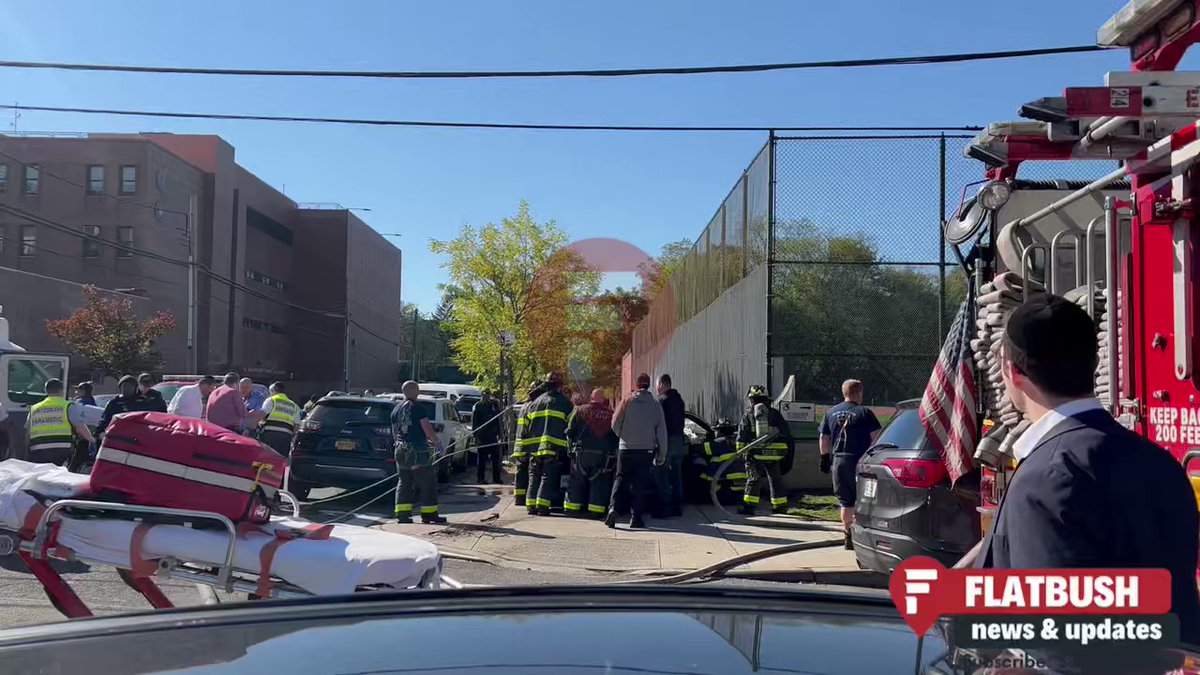 Serious accident on Avenue L & East 17th Street. Reports are coming in that there's multiple severe injuries. Hatzolah and emergency services are at the scene