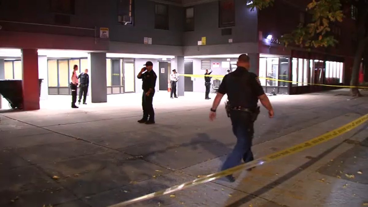 1 killed, 1 injured in shooting inside lobby of Manhattan NYCHA complex