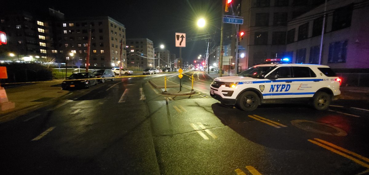 A suspect is killed during a violent struggle with police following a foot pursuit. @NYPDnews says it happened on Beach Channel Drive near Beach 56th in the Rockaways at ~8pm Thurs. 2 men fled during an investigation at @NYCHA Ocean Bay Apt. complex