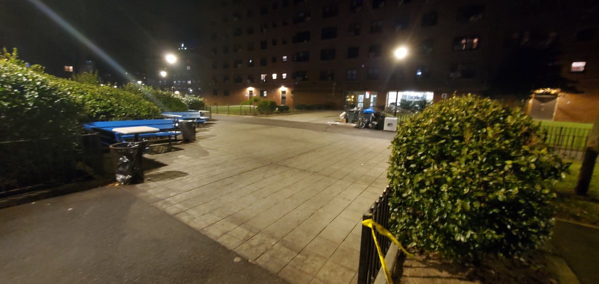 A suspect is killed during a violent struggle with police following a foot pursuit. @NYPDnews says it happened on Beach Channel Drive near Beach 56th in the Rockaways at ~8pm Thurs. 2 men fled during an investigation at @NYCHA Ocean Bay Apt. complex