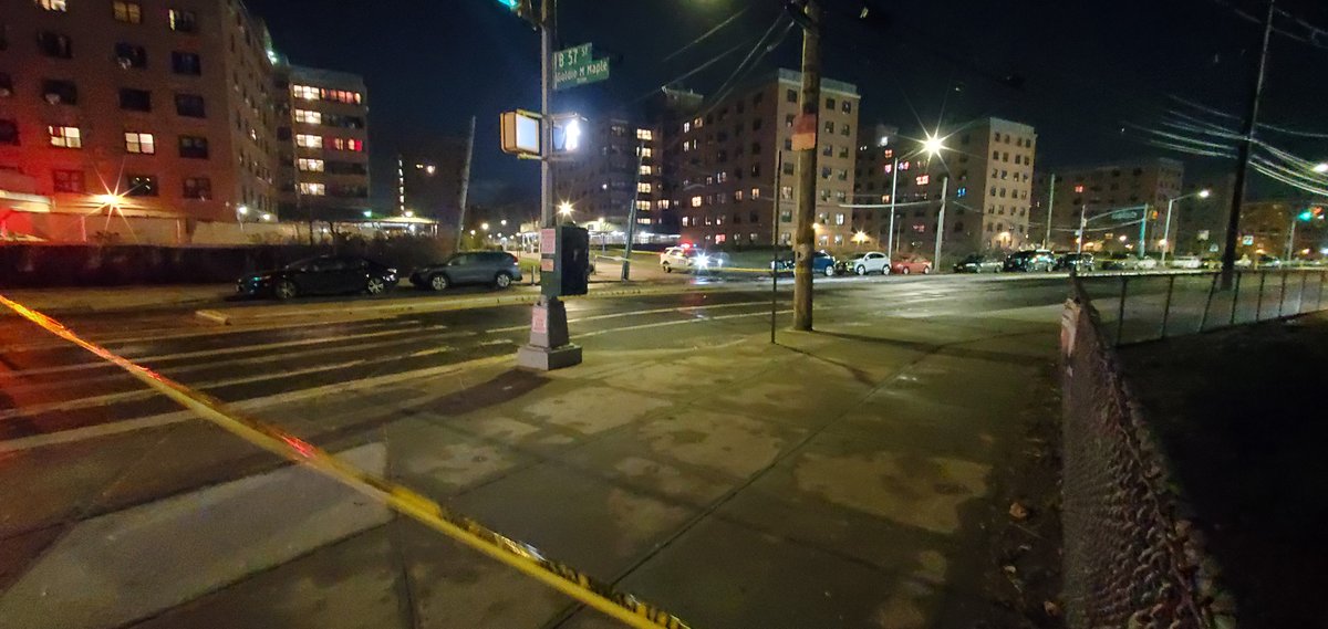 A suspect is killed during a violent struggle with police following a foot pursuit. @NYPDnews says it happened on Beach Channel Drive near Beach 56th in the Rockaways at ~8pm Thurs. 2 men fled during an investigation at @NYCHA Ocean Bay Apt. complex