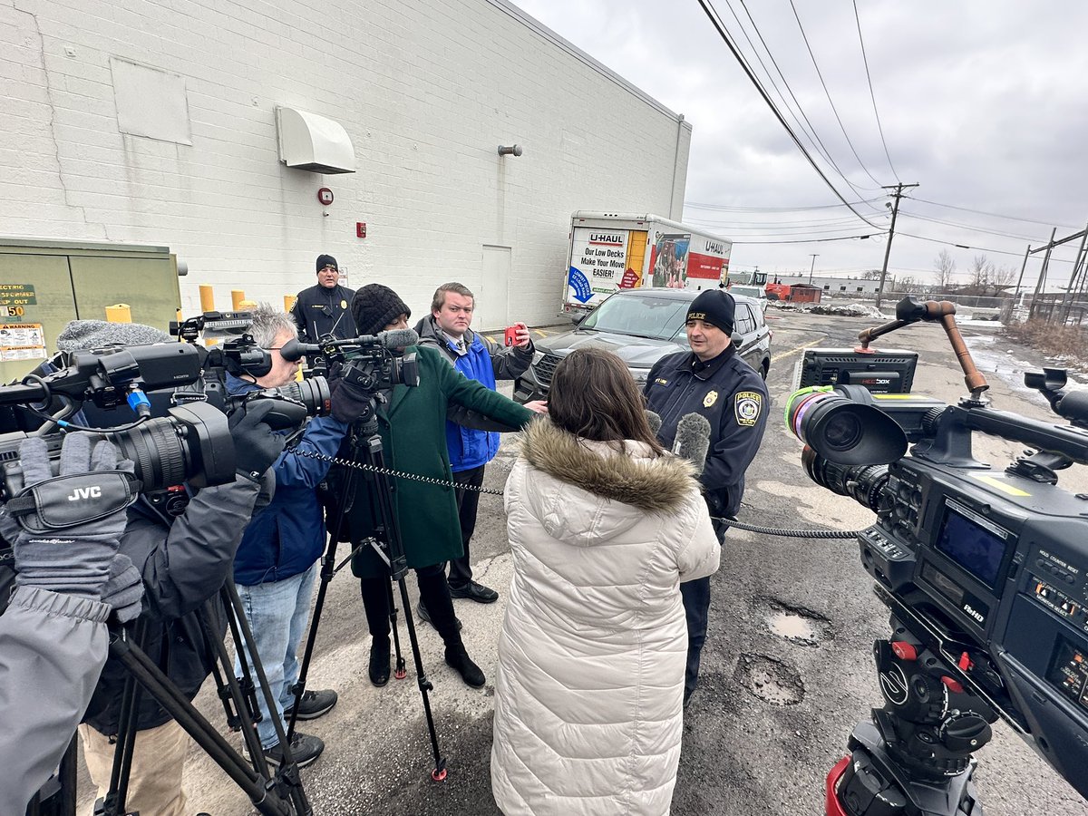 .@GatesPolice Chief Rob Long says police are investigating a suspicious death at the Hertz Car Rental on Ajax Rd. He says the Hertz staff found the body in the vehicle after it was towed from the city