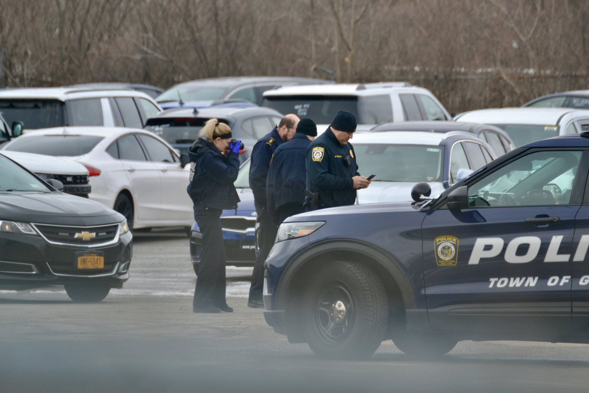 .@GatesPolice Chief Rob Long says police are investigating a suspicious death at the Hertz Car Rental on Ajax Rd. He says the Hertz staff found the body in the vehicle after it was towed from the city