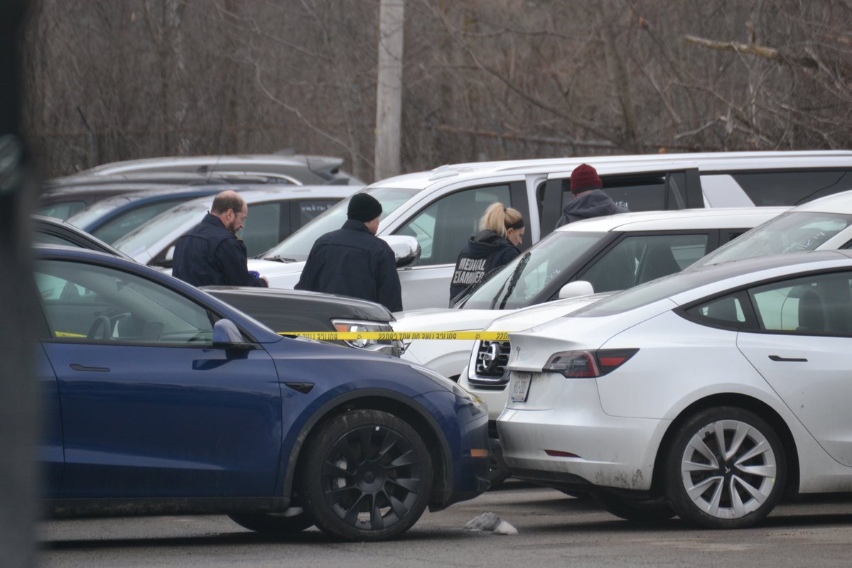 .@GatesPolice Chief Rob Long says police are investigating a suspicious death at the Hertz Car Rental on Ajax Rd. He says the Hertz staff found the body in the vehicle after it was towed from the city