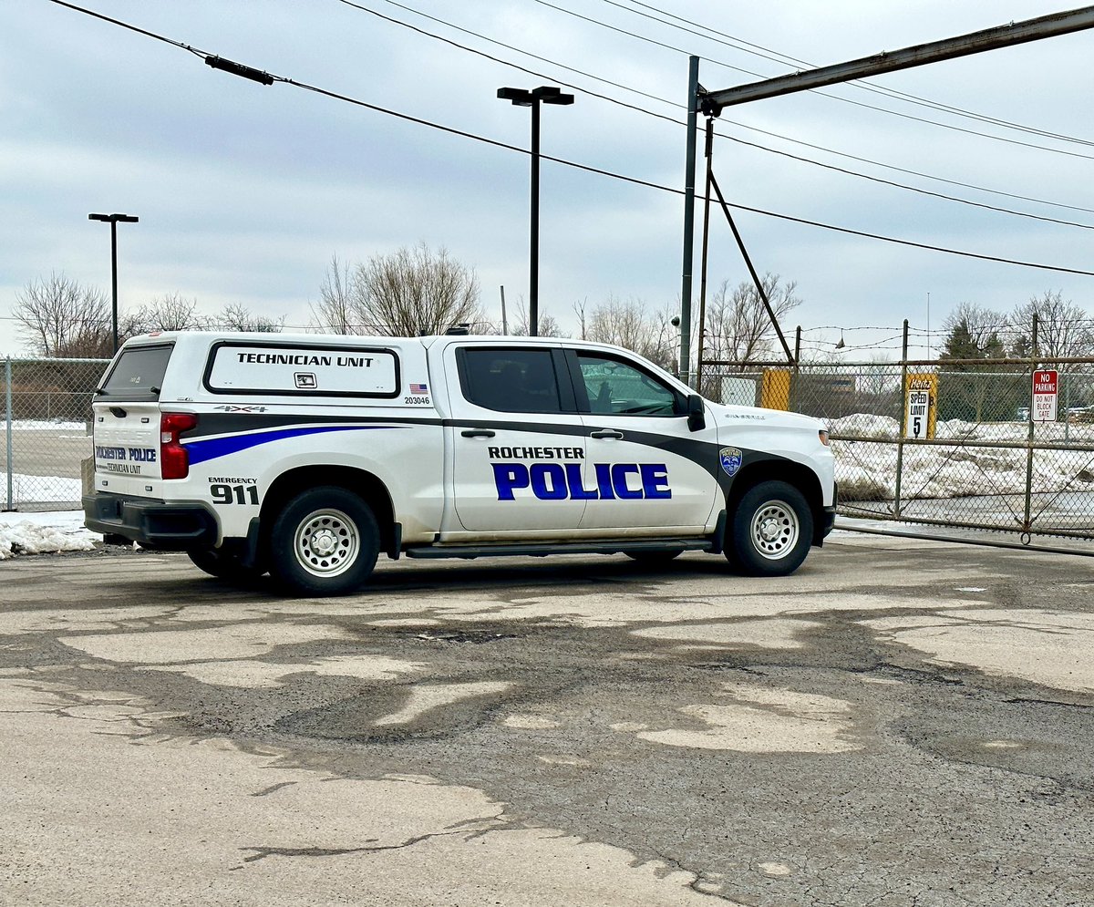 .@GatesPolice Chief Rob Long says police are investigating a suspicious death at the Hertz Car Rental on Ajax Rd. He says the Hertz staff found the body in the vehicle after it was towed from the city