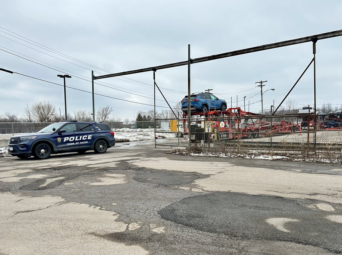 .@GatesPolice Chief Rob Long says police are investigating a suspicious death at the Hertz Car Rental on Ajax Rd. He says the Hertz staff found the body in the vehicle after it was towed from the city