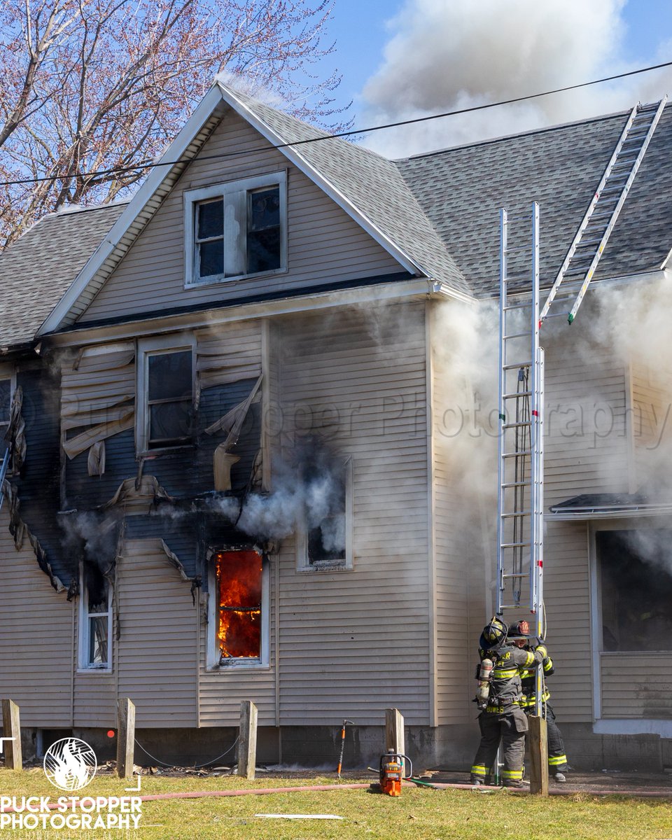 Rochester firefighters worked a 2nd alarm vacant house fire on Bloss St. E5 arrived to heavy smoke & fire fire showing. Crews made an aggressive interior attack but were forced defensive as high winds drove the flames through the home.   