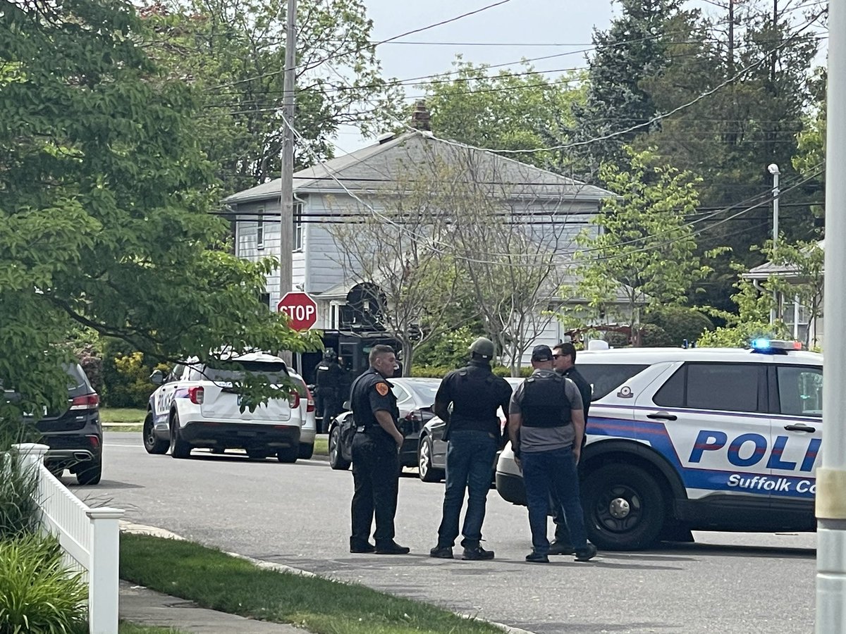 Suffolk Police are responding to a barricaded suspect on Walnut Ave E in East Farmingdale.