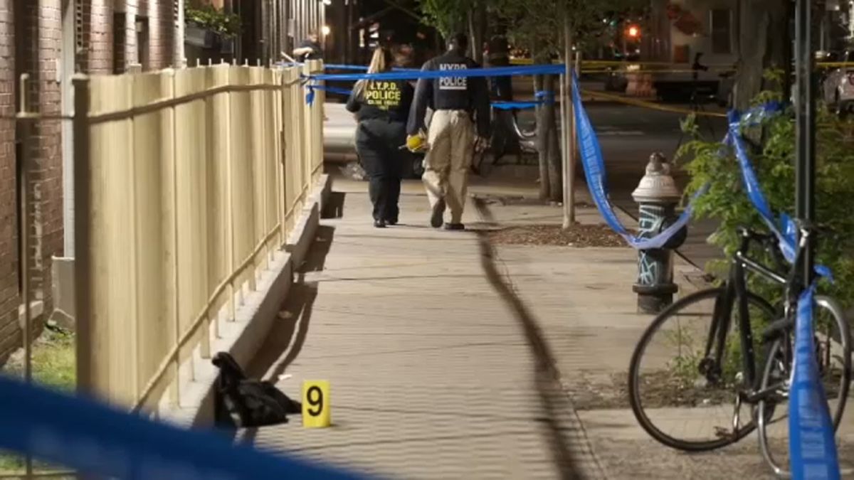 1 dead, 1 in custody after fatal stabbing in Manhattan