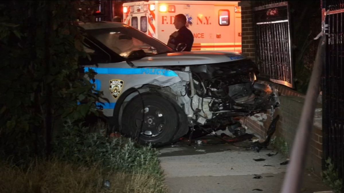4 NYPD injured during car crash with another vehicle in the Bronx