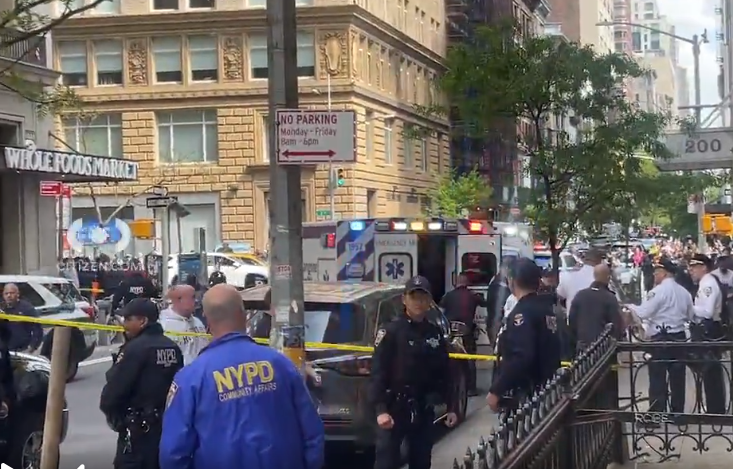 2 NYPD officers injured, man critically wounded in shooting in Chelsea