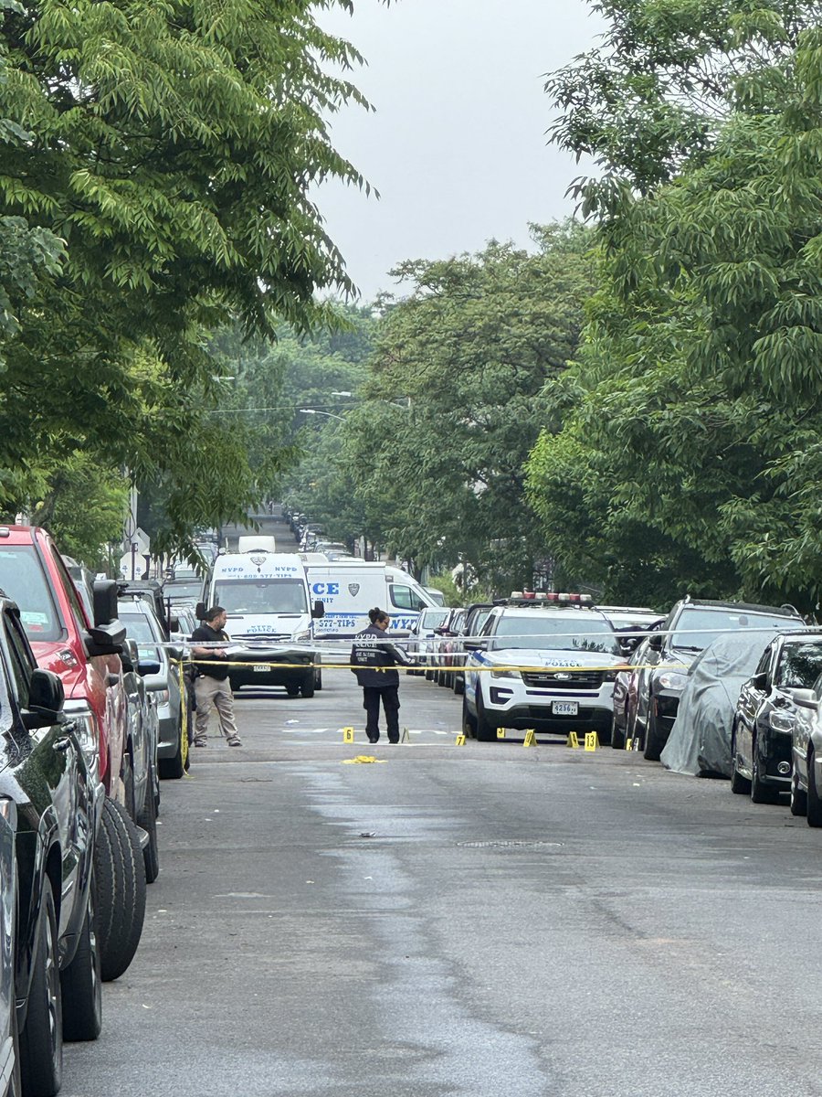 1 man is dead, after a police-involved shooting. @NYPDChiefPatrol says a man (26) armed with  2 knives approached 2 NYPD officers. They tried to tell him to put down the weapons, then tased him, he still charged at  them with  a knife. He was shot and killed