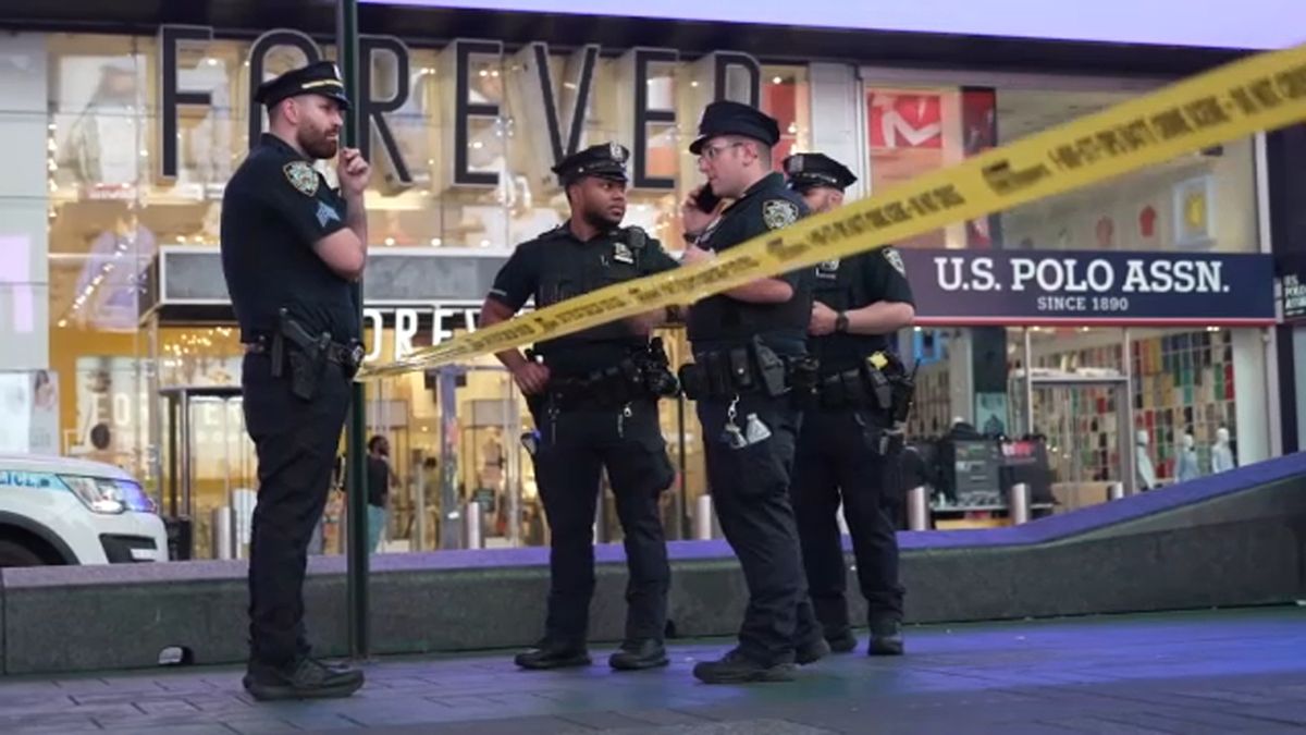 Man stabbed in chest in Times Square; suspect in custody. The victim was stabbed in front of 1535 Broadway at around 2:50 a.m.