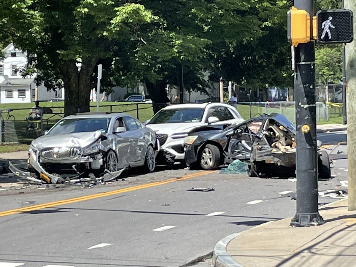 RochesterNYPD and @nyspolice along with @IAFF1071 @RFDPIO1 and @AMRROCPIO on scene of a bad crash at Jefferson Ave and Dr. Samuel McCree Way.  