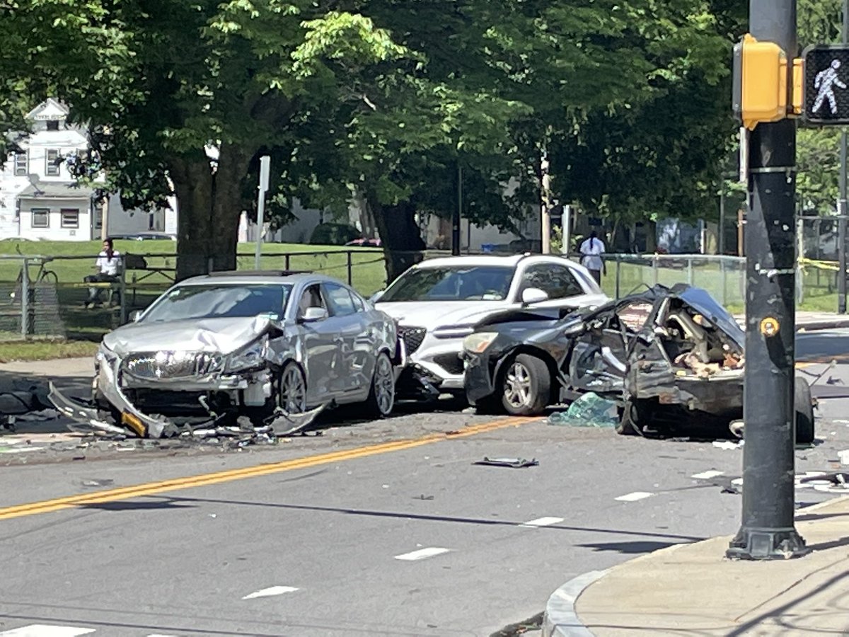 RochesterNYPD and @nyspolice along with @IAFF1071 @RFDPIO1 and @AMRROCPIO on scene of a bad crash at Jefferson Ave and Dr. Samuel McCree Way.  