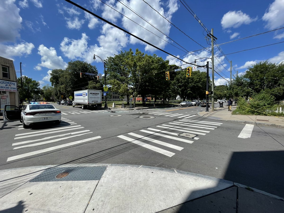 RochesterNYPD and @nyspolice along with @IAFF1071 @RFDPIO1 and @AMRROCPIO on scene of a bad crash at Jefferson Ave and Dr. Samuel McCree Way.  