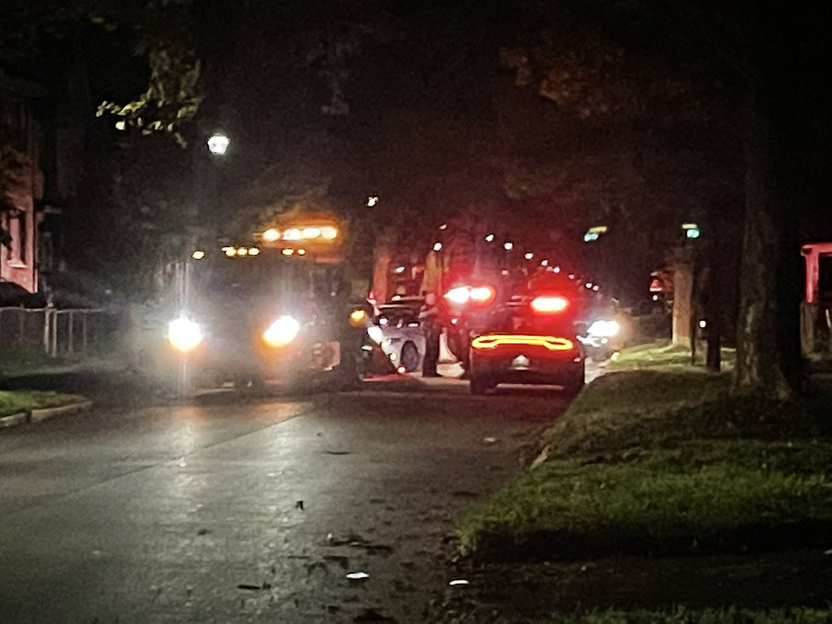 A police chase with @IrondequoitPD @RochesterNYPD and @nyspolice ended at Frost Ave and Reynolds Street in Rochester. Saw more than one suspect in custody 