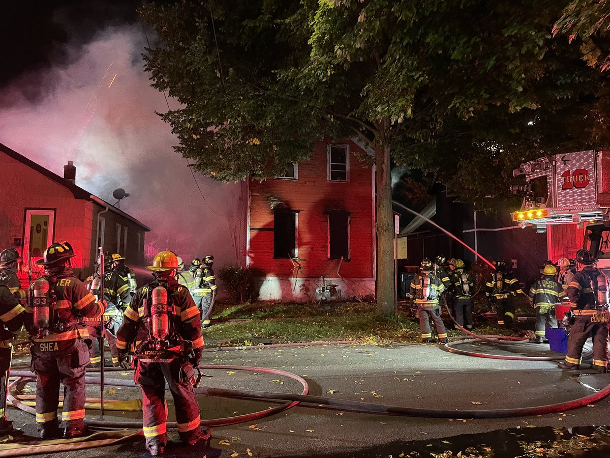 @RFDPIO1 Jackie Sierra says the house was vacant, and the side and roof collapsed. No one was injured. The cause of the fire is under investigation.